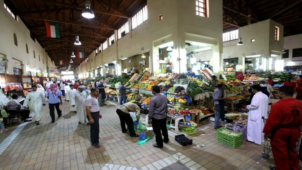 سوق تجاري في الكويت-وافد أردني يسرق watanserb.com