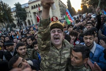 فرحة في أذربيجان بعد هزيمة أرمينيا watanserb.com