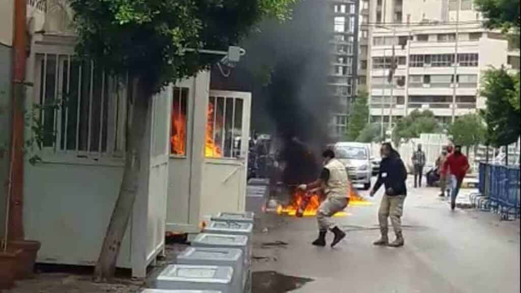 لبناني يحرق نفسه watanserb.com