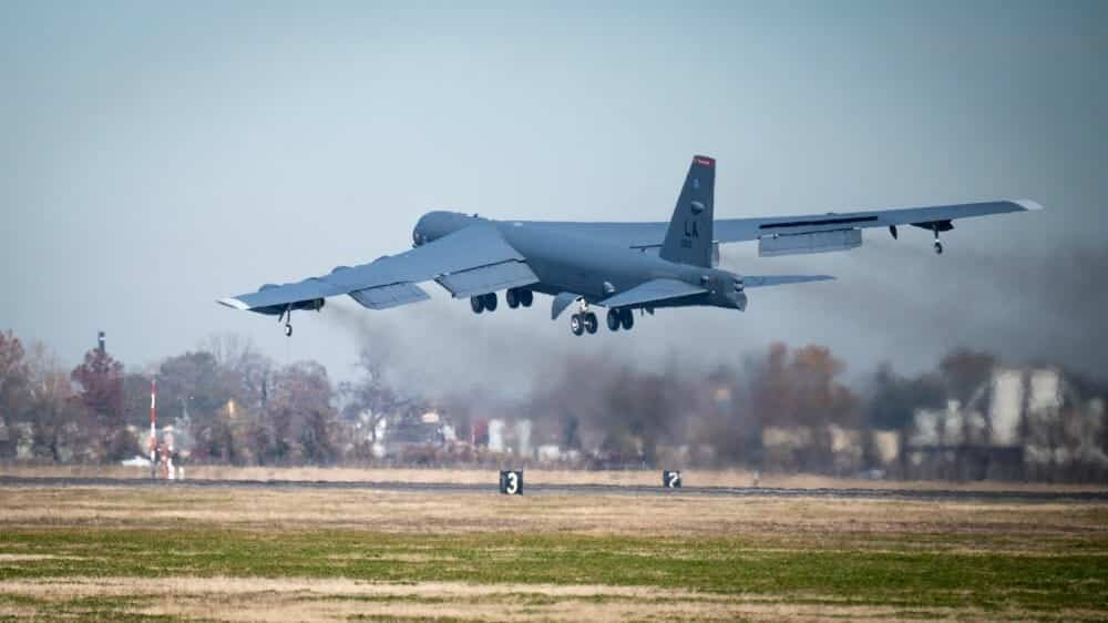 قاذفتان من طراز B52 بي 52 تحلقان بالمنطقة قاذفة القنابل العملاقة