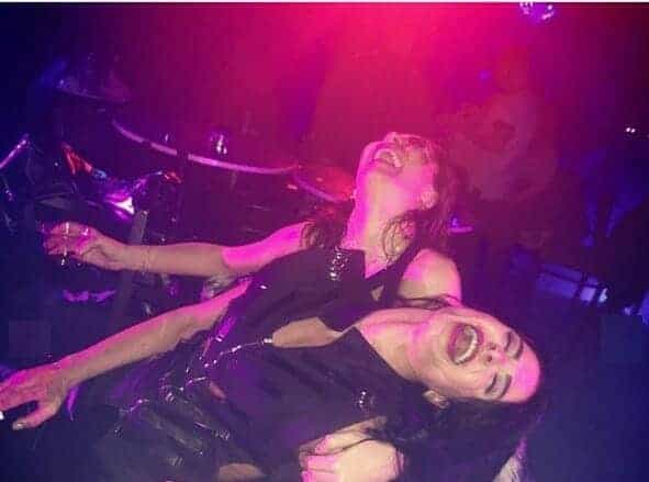 “شاهد” فنانة لبنانية “سكرانة” تثير ضجة بملابس فاضحة في ملهى ليلي! 37