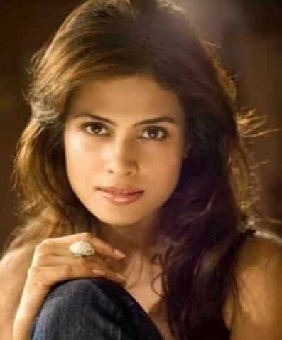 “شاهد” وجدوا جثة هذه الفنانة الشهيرة ملطخة بالدماء في شقتها وبوضعية مشبوهة! 1