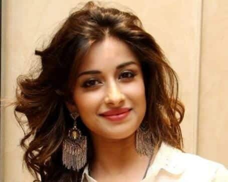 “شاهد” وجدوا جثة هذه الفنانة الشهيرة ملطخة بالدماء في شقتها وبوضعية مشبوهة! 3