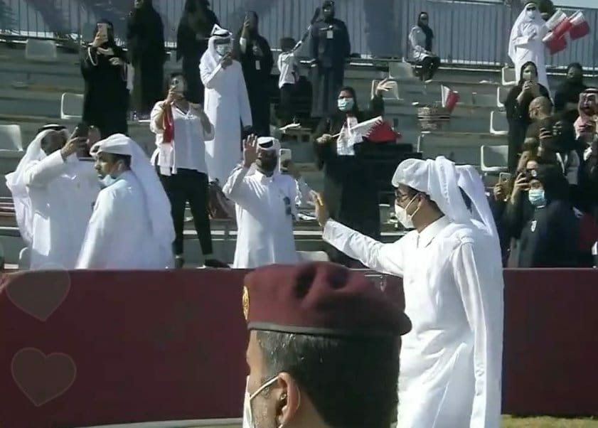 أمير قطر الشيخ تميم بن حمد يحيي المشاركين باحتفالات اليوم الوطني القطري watanserb.com