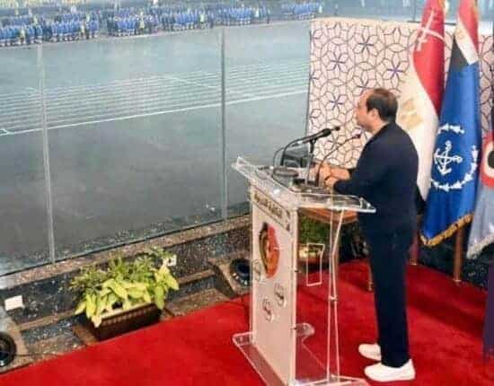 السيسي يتحدث مخاطباً طلبة الكلية الحربية من خلف زجاج مضاد للرصاص watanserb.com