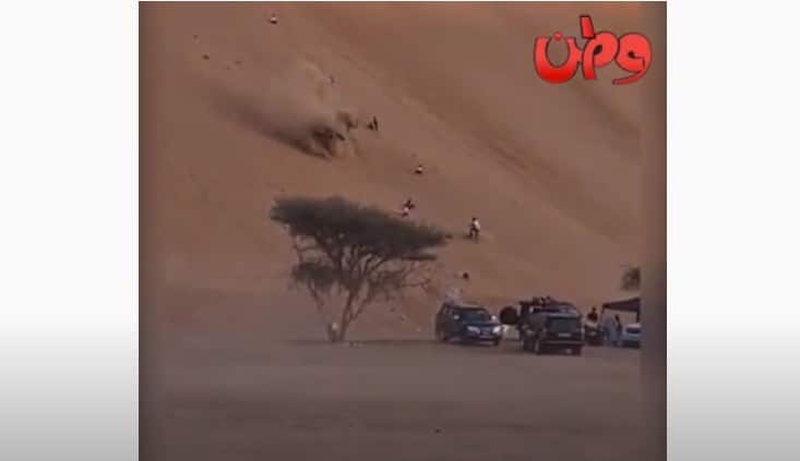 انقلاب مركبة خلال الاستعراض على الرمل في ولاية بدية في سلطنة عمان watanserb.com