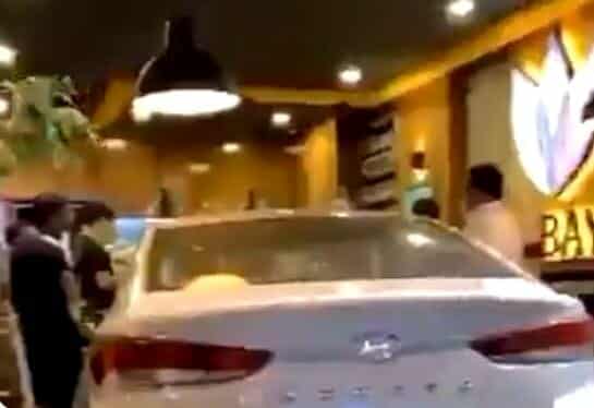 سعودية تقتحم مطعما بسيارتها watanserb.com