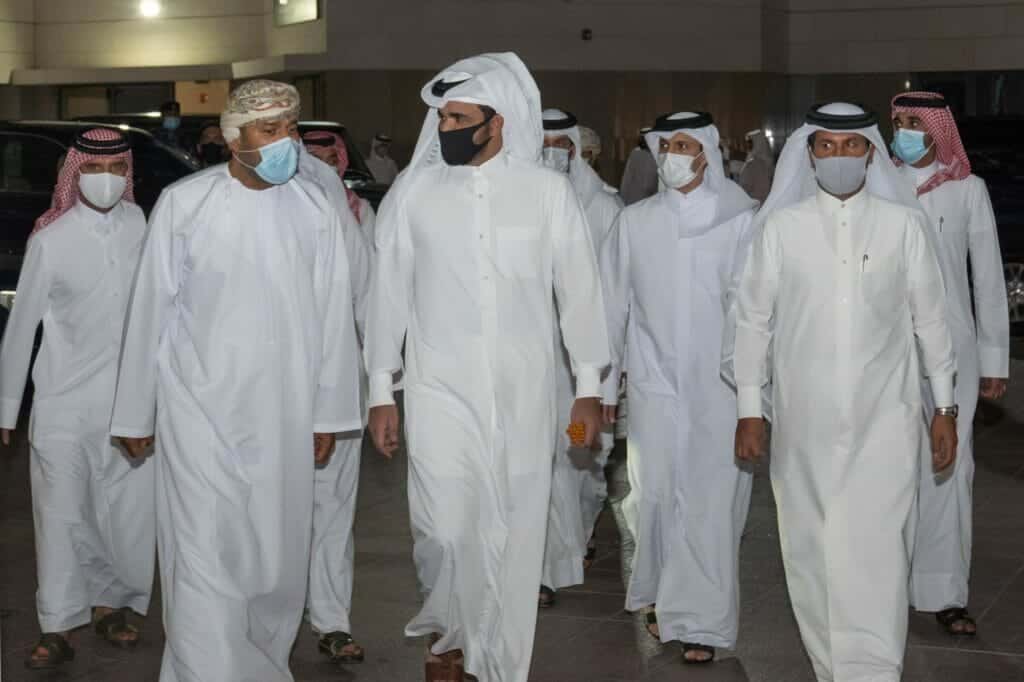 شقيق أمير قطر الشيخ جوعان بن حمد خلال زيارته سلطنة عمان watanserb.com