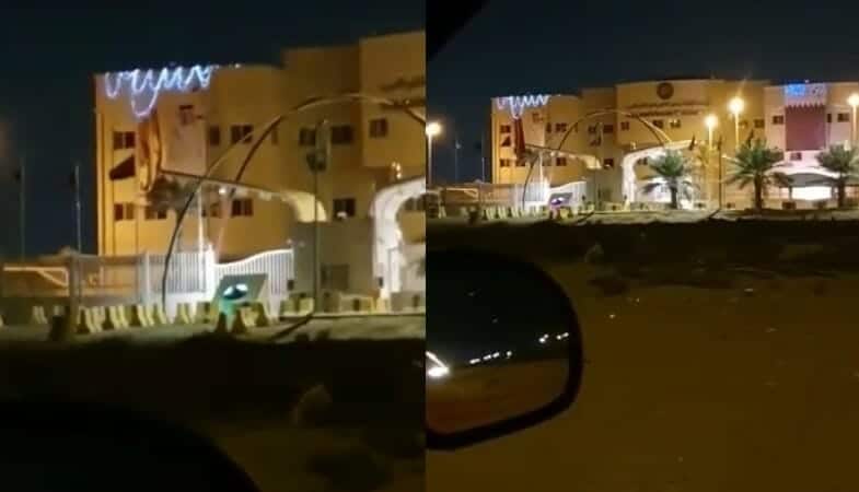 صورة أمير قطر وعلم قطر على واجهة مبنى مجلس التعاون في السعودية watanserb.com