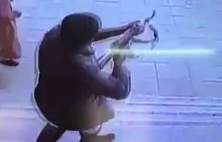 طالب سعودي يطلق النار على معلمه watanserb.com