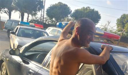 عاري يتجول في لبنان-رجل لبناني عاري watanserb.com