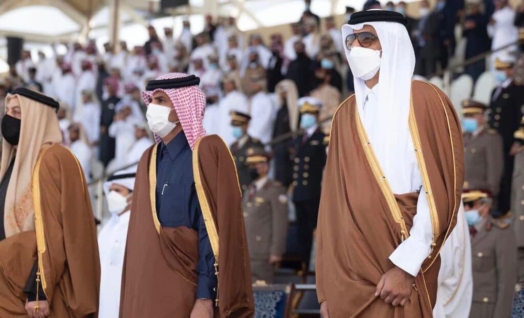 أمير قطر تميم بن حمد يفاجئ خريجي الدفعة 16 watanserb.com