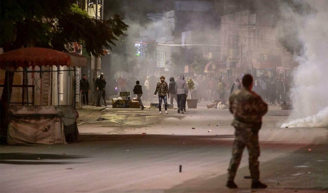 احتجاجات عنيفة تجتاح مدن تونس watanserb.com