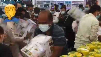 اكتظاظ العشرات داخل أحد المولات التجارية في سلطنة عمان watanserb.com