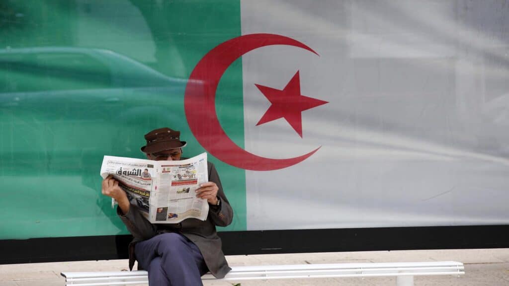 كاتب مغربي يشن هجوماً على الجزائر watanserb.com