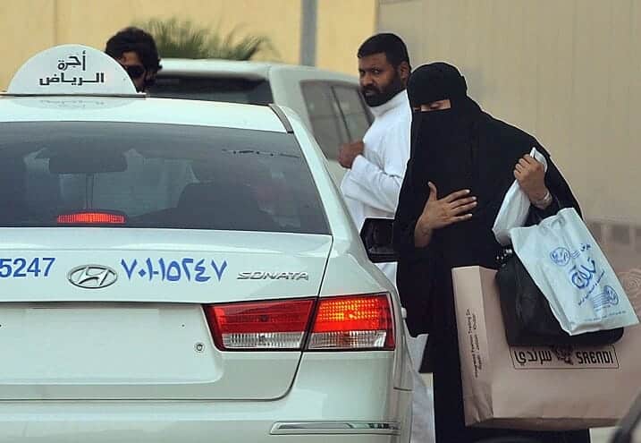 سائق مركبة في السعودية تحرش بفتاة فانتقمت لها والدتها فوراً watanserb.com