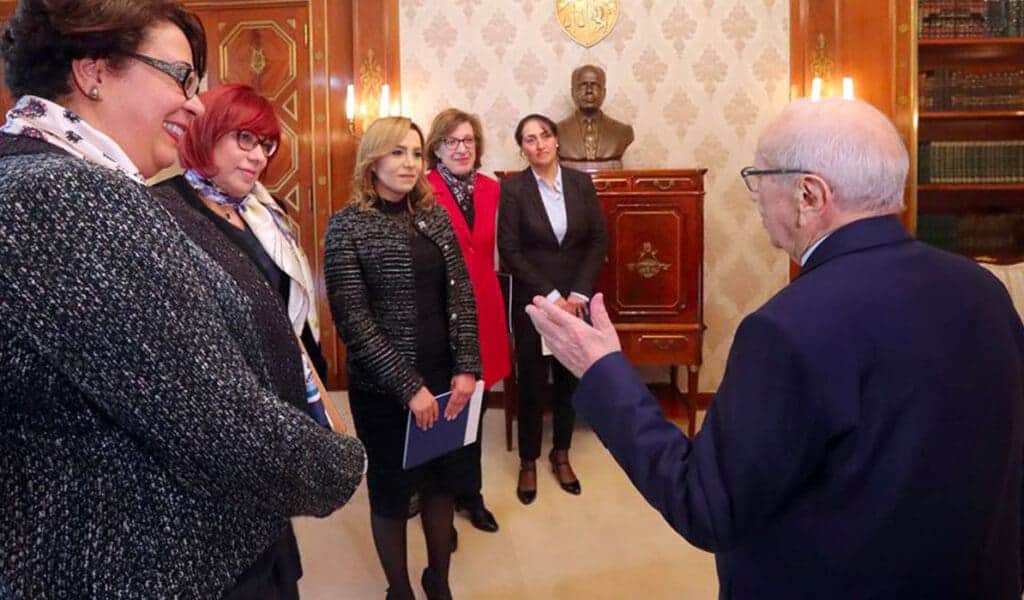 سعيدة قراش مستشارة رئيس تونس الباجي السبسي تكشف لحظاته الأخيرة watanserb.com