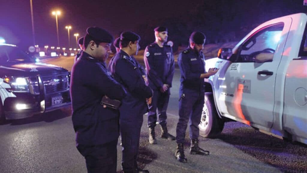 وافدة عربية تحطم زجاج سيارة الشرطة في الكويت بعد ضبطها ق حالة غير طبيعية watanserb.com
