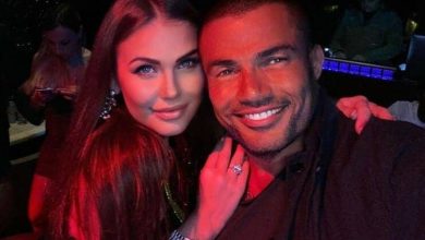 عمرو دياب يلتقط سيلفي مع ملكة جمال لاتفيا في دبي watanserb.com