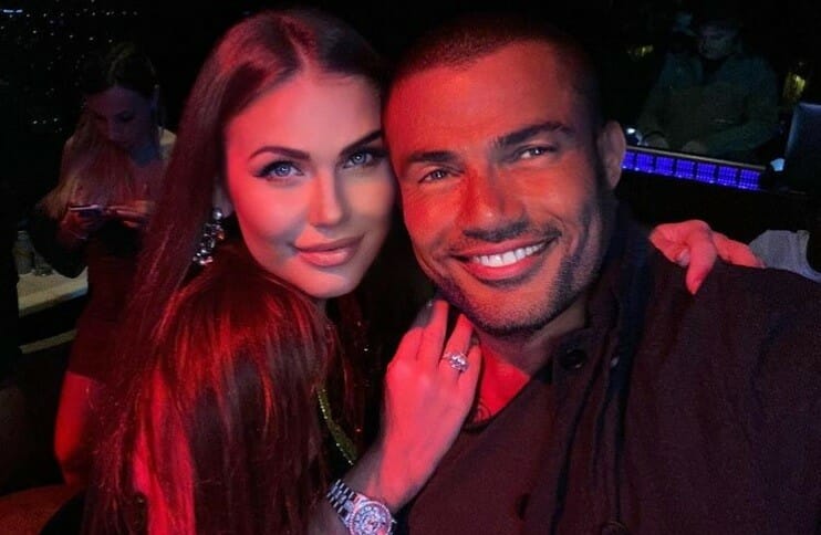 عمرو دياب يلتقط سيلفي مع ملكة جمال لاتفيا في دبي watanserb.com