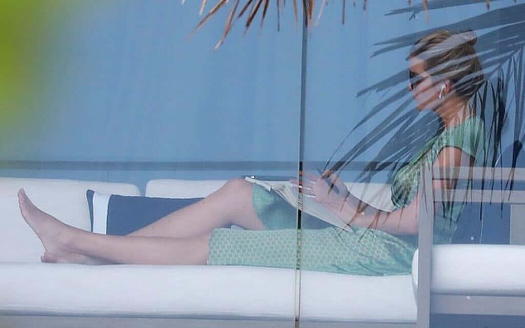 ايفانكا ترامب تستمع بأوقاتها بنظارة شمسية وفستان أخضر watanserb.com