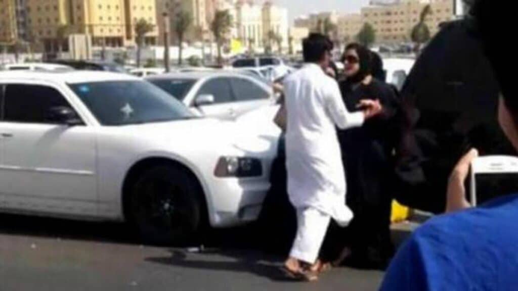 متحرش يحاول ركوب سيارة كويتية وإجبارها أخذ حسابه على سناب شات watanserb.com