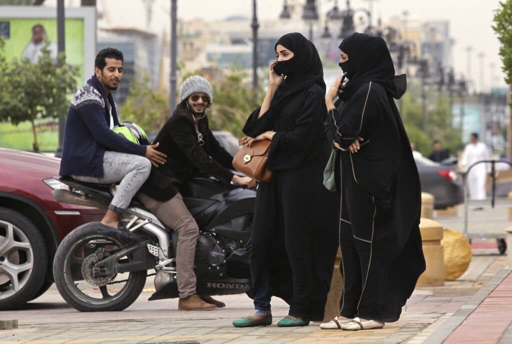 تجمهر شبان بشكل همجي على فتاة تقود دراجتها في السعودية watanserb.com