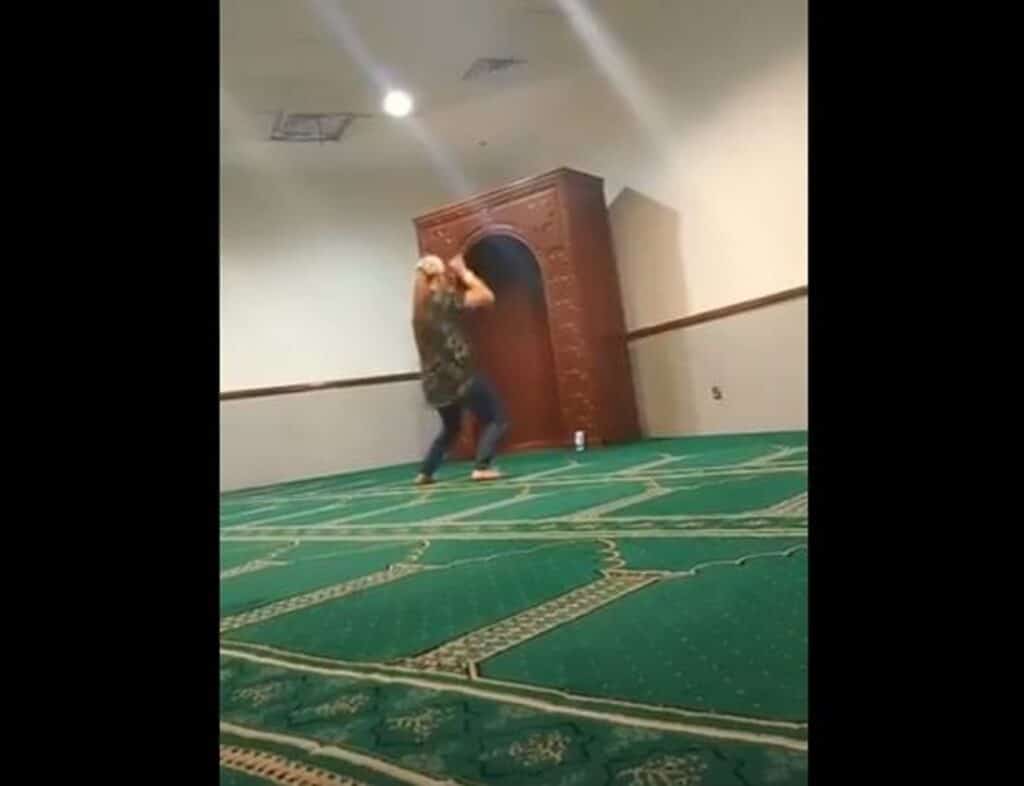 فتاة ترقص في مسجد بالسعودية watanserb.com