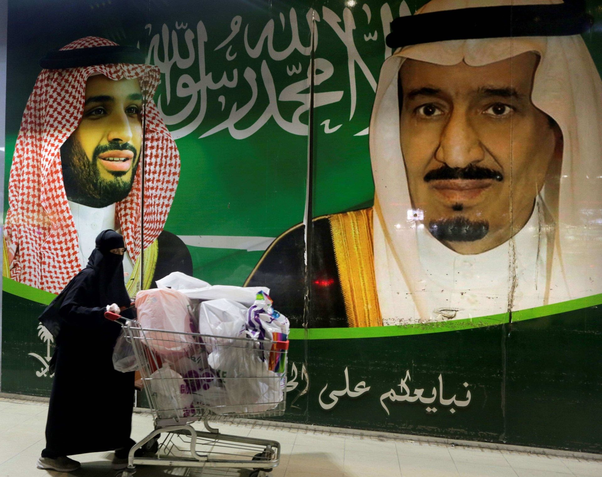 سعوديون ينفجرون في وجه ابن سلمان بسبب الرواتب watanserb.com