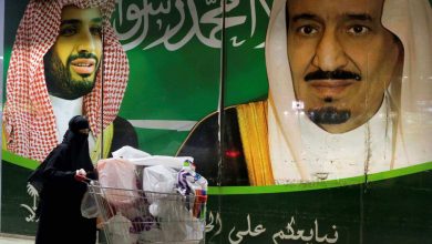 سعوديون ينفجرون في وجه ابن سلمان بسبب الرواتب watanserb.com