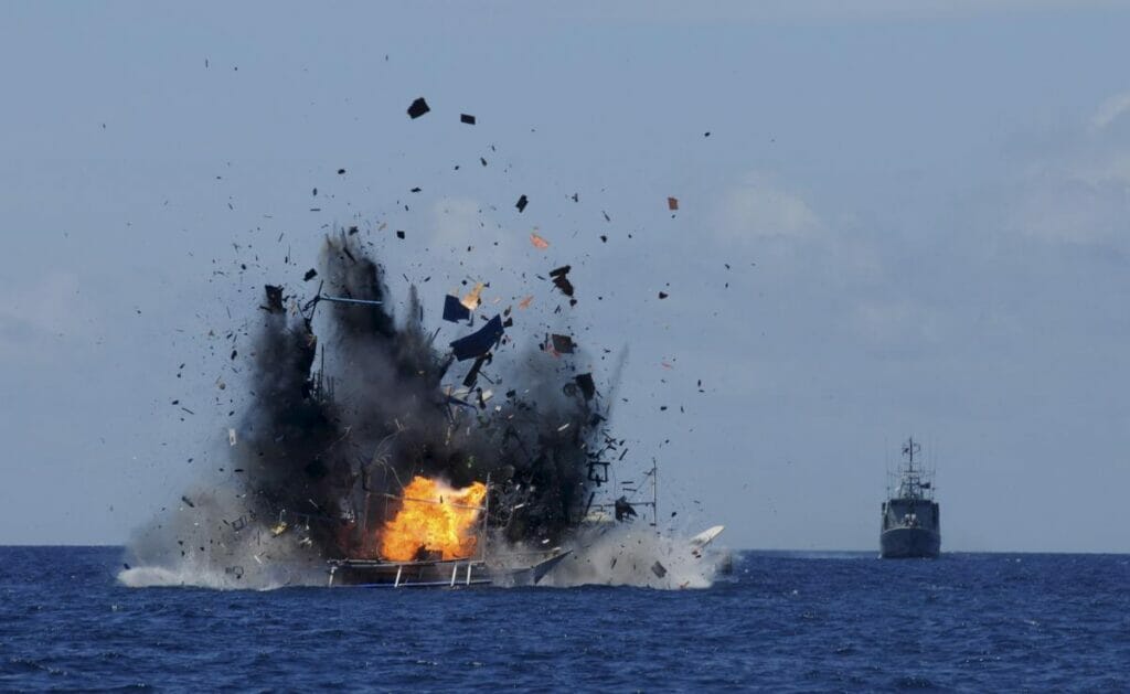 انفجار سفينة شحن مملوكة لشركة إسرائيلية في خليج عمان watanserb.com