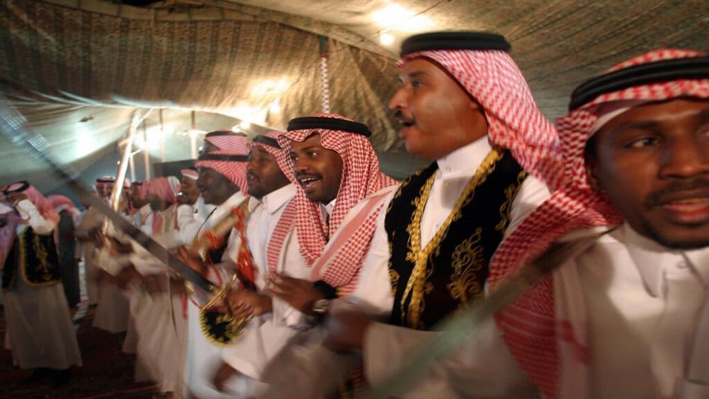 السعوديون يطالبون الملك سلمان تسهيل الزواج من أجنبية watanserb.com