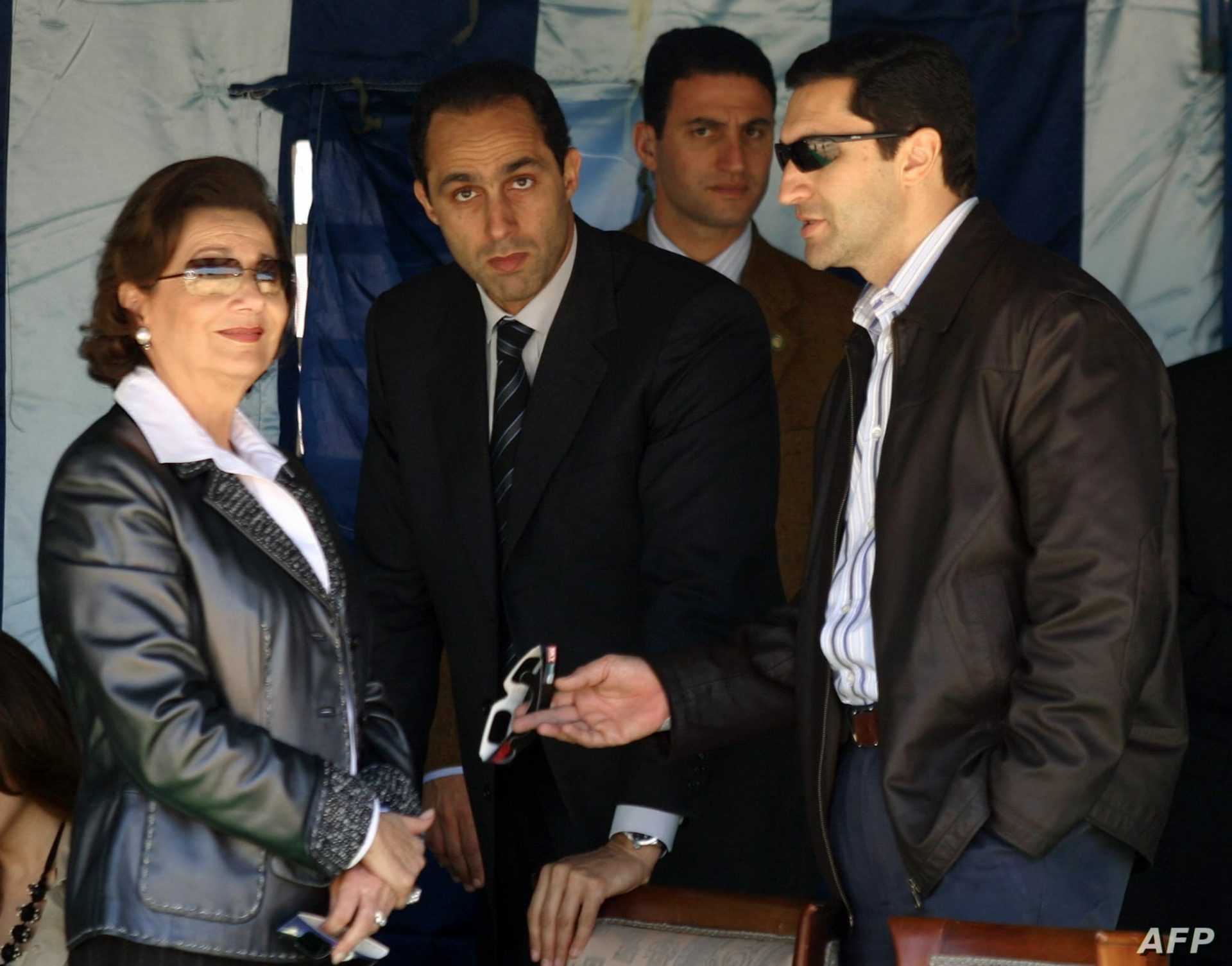 سوزان مبارك مع ابنائهها في مقبرة زوجها الفارهة لإحياء ذكرى وفاته الأولى watanserb.com