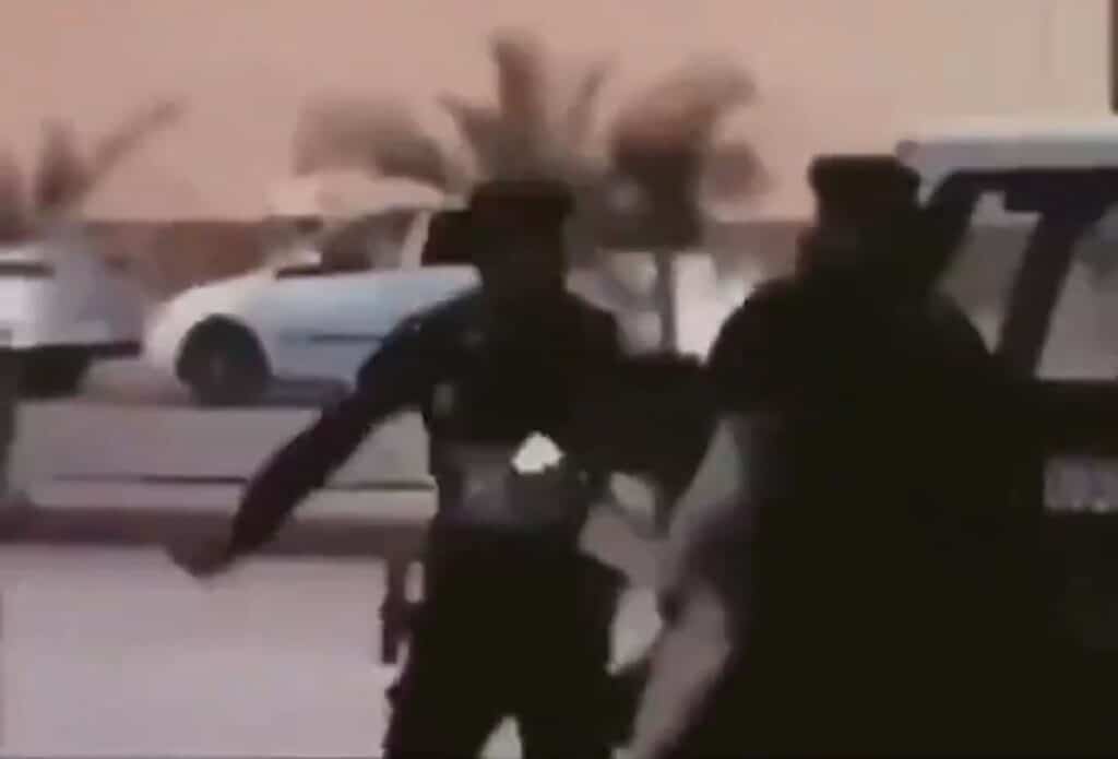 رجال الامن السعوديين يعتدون على شاب ضرب فتاة كفاً على وجهها بعدما صفعته watanserb.com