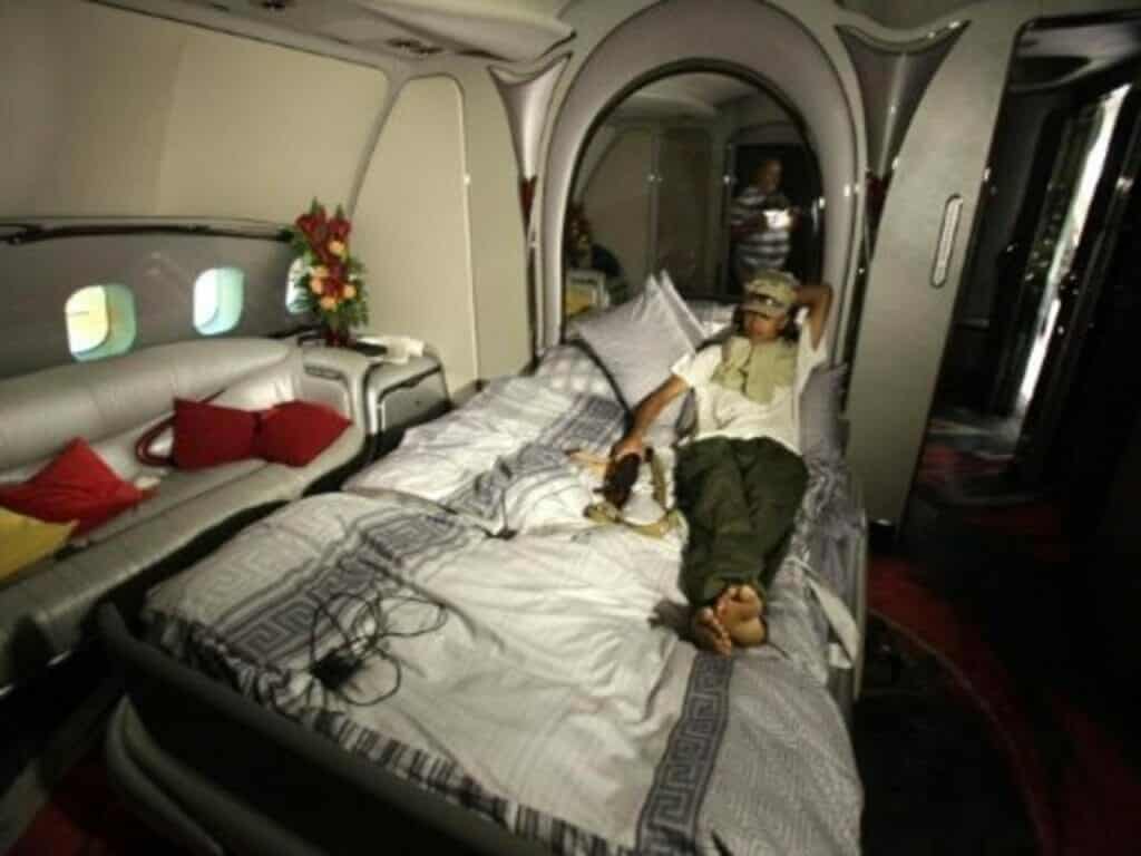 طائرة معمر القذافي تثير جدلاً واسعاً watanserb.com