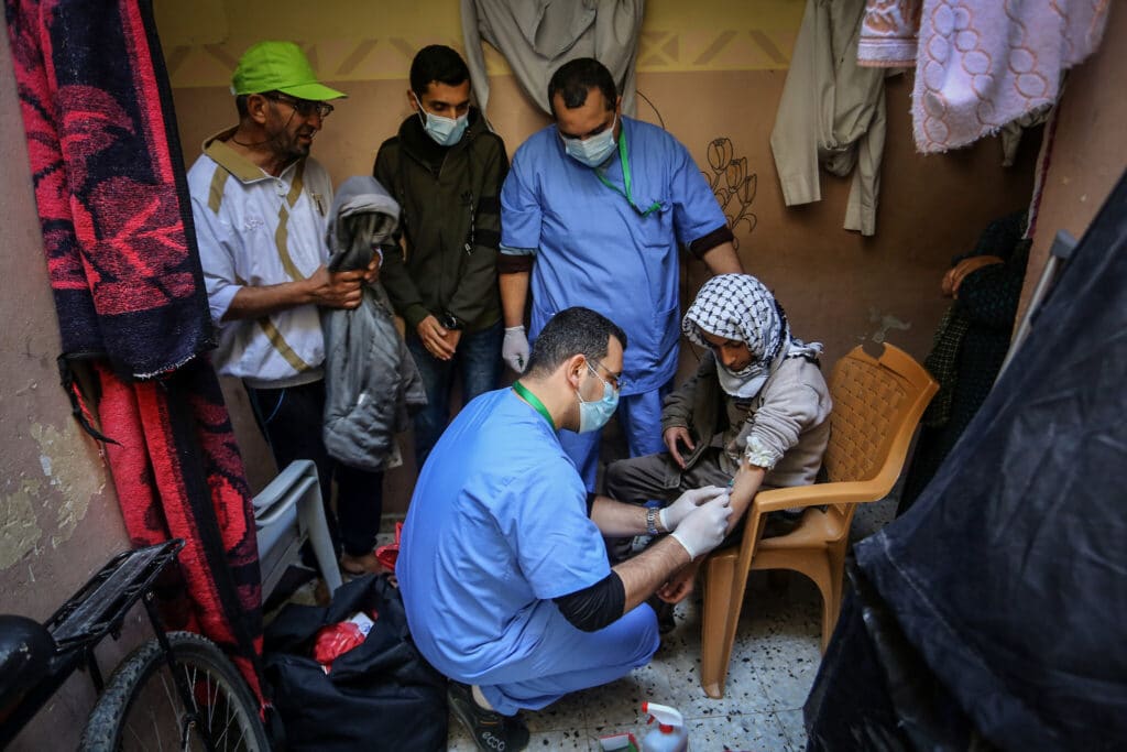 وطن تكشف فضيحة اللقاحات التي أرسلتها الإمارات لغزة watanserb.com