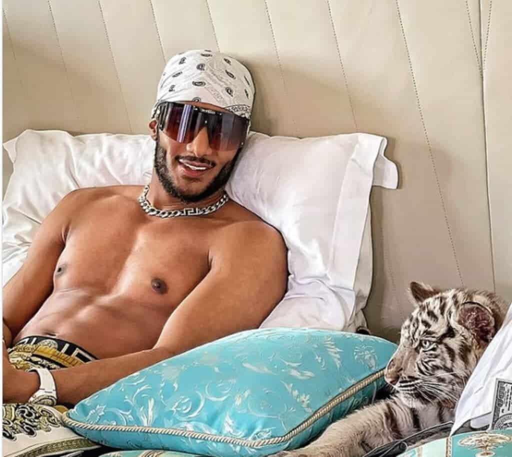 محمد رمضان يثير الجدل بتصرفه مع مضيفة طيران watanserb.com