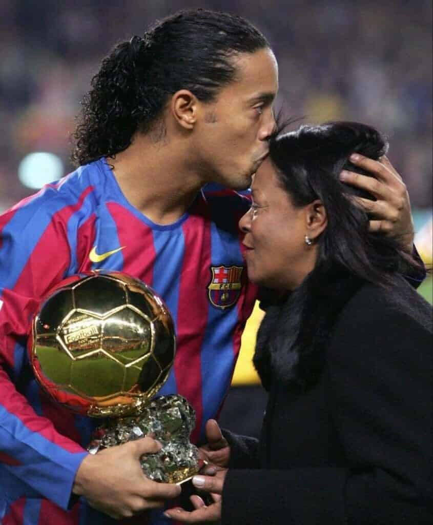 رونالدينيو ووالدته والاحتفال بالكرة الذهبية في عام 2006م watanserb.com