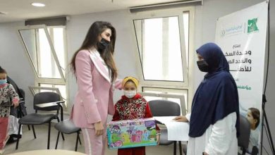 ياسمين صبري خلال زيارتها مستشفى أبو الريش watanserb.com