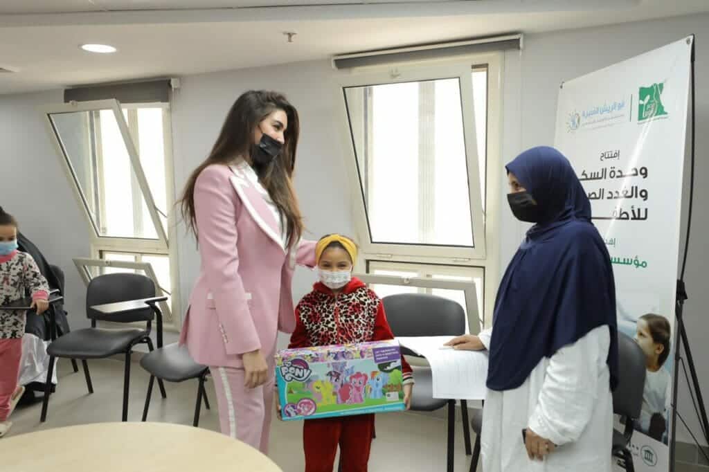 ياسمين صبري خلال زيارتها مستشفى أبو الريش watanserb.com