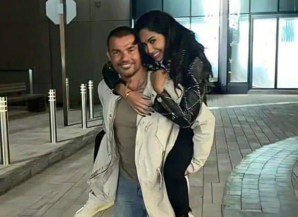 صورة إنجي كيوان وهي على ظهر عمرو دياب أثارت ضجة واسعة watanserb.com