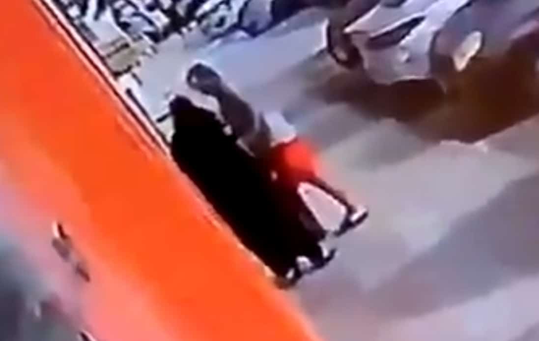 التحرش بامرأة مسنة في جدة يثير غضب السعوديين watanserb.com