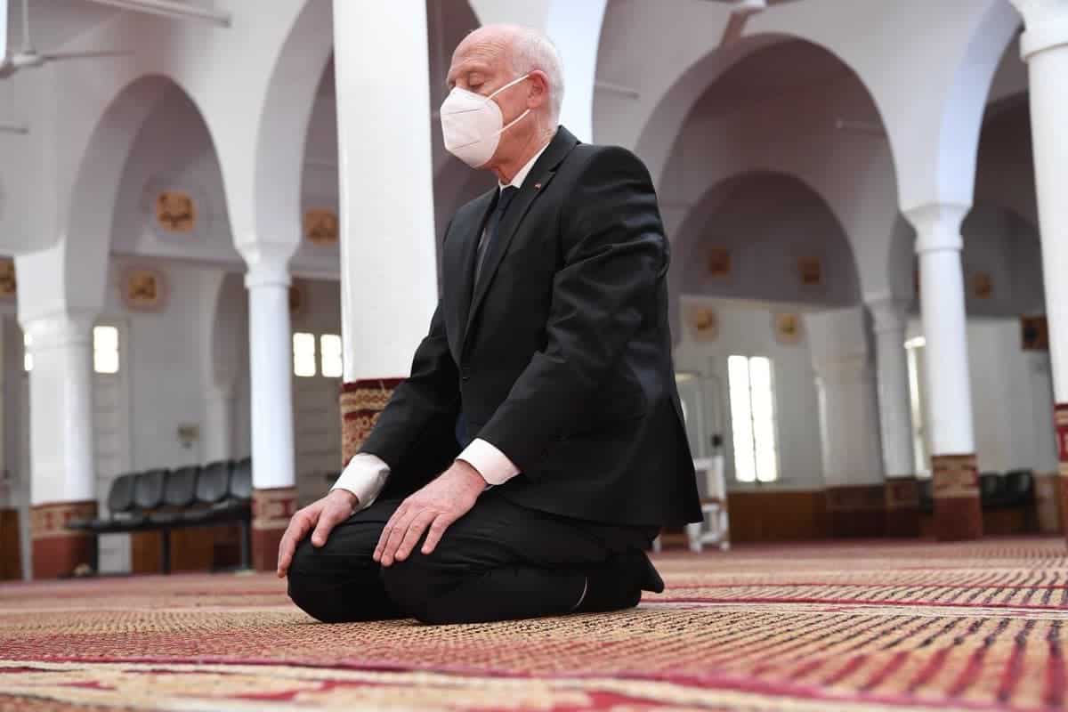 رئيس تونس قيس سعيد يصلي في مسقط رأس راشد الغنوشي watanserb.com