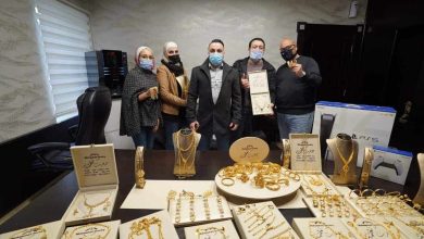 أحمد أبوسنينة يهدي موظفيه ذهب watanserb.com