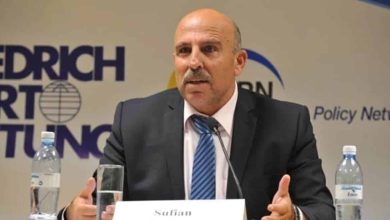 أنصار دحلان يتغنون بمنح حقن كورونا من الإمارات watanserb.com