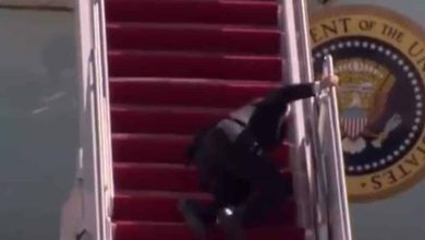سقوط جو بايدن على سلم الطائرة 3 مرات watanserb.com