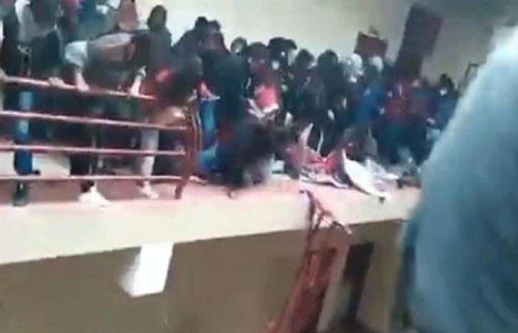 حقيقة فيديو سقوط الطلاب في جامعة المنصورة watanserb.com