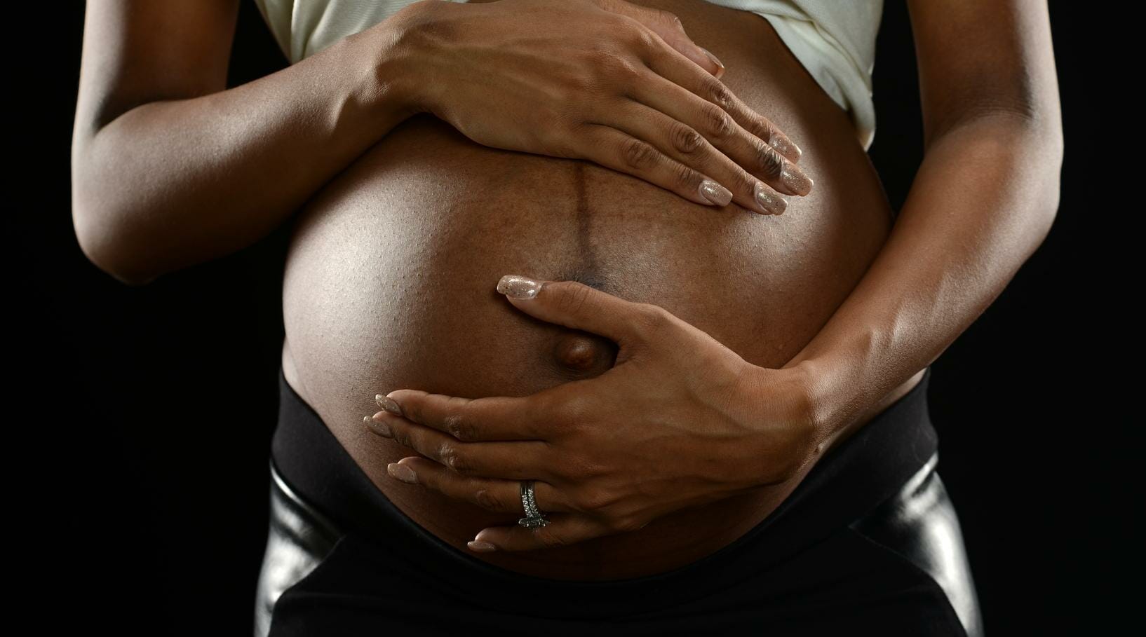 سيدة افريقية حامل بتوأم سباعي watanserb.com
