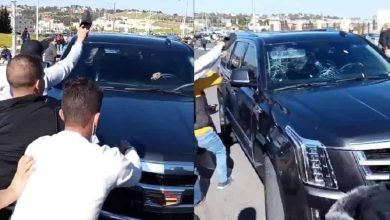 أردنيون غاضبون يهاجمون مركبة مدير الديوان الملكي بعد فاجعة مستشفى السلط watanserb.com