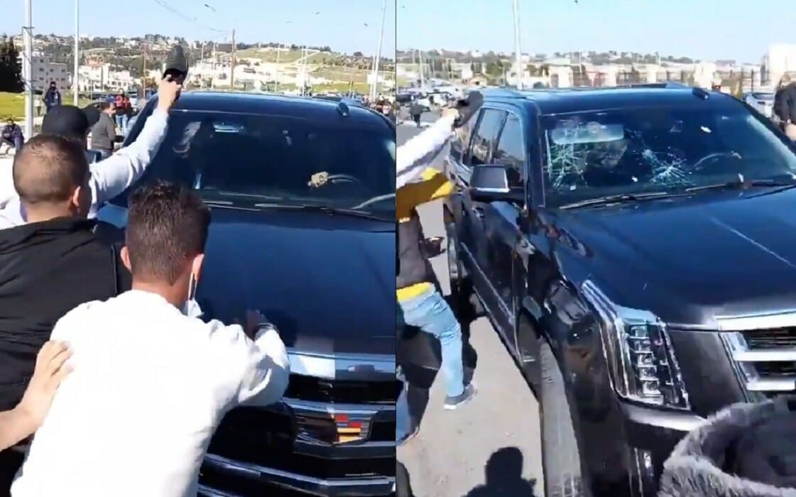 أردنيون غاضبون يهاجمون مركبة مدير الديوان الملكي بعد فاجعة مستشفى السلط watanserb.com